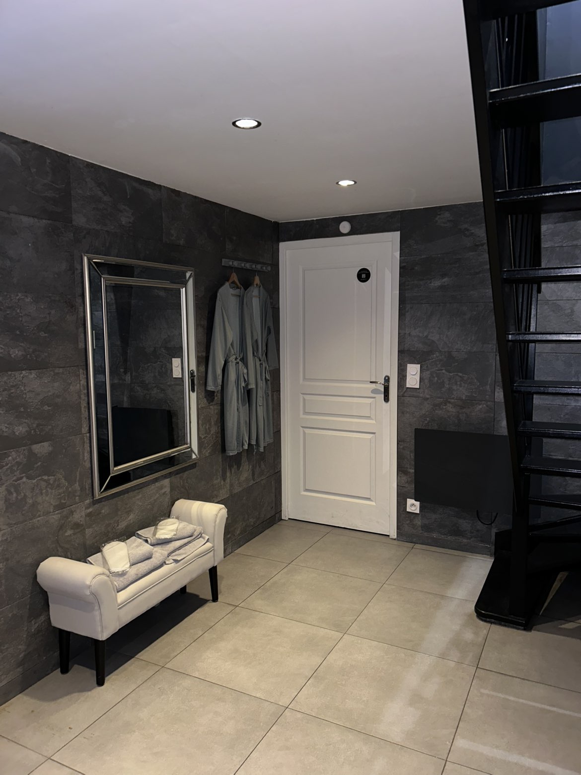 Entrée avec miroir et peignoirs