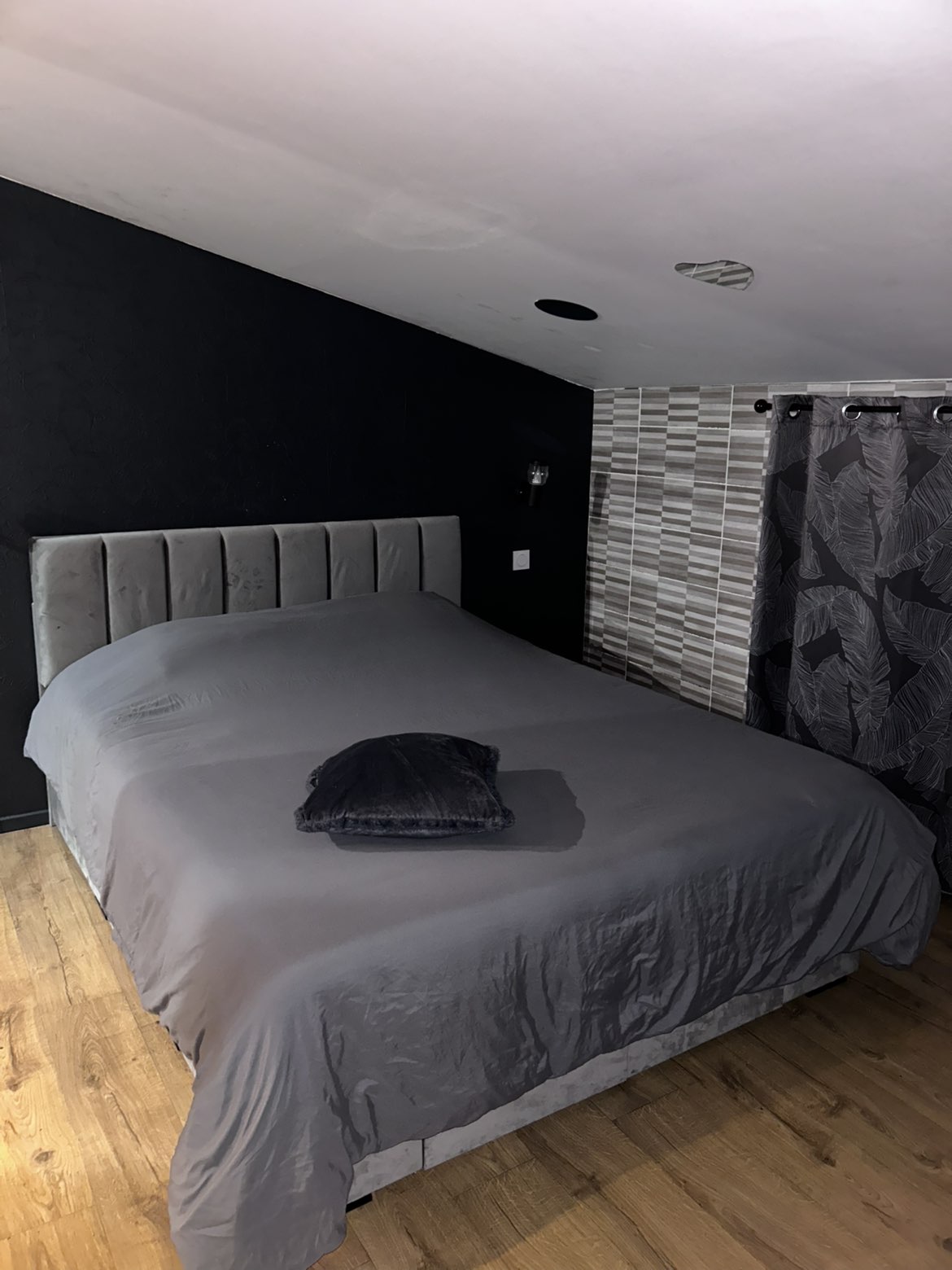 Chambre avec lit king-size