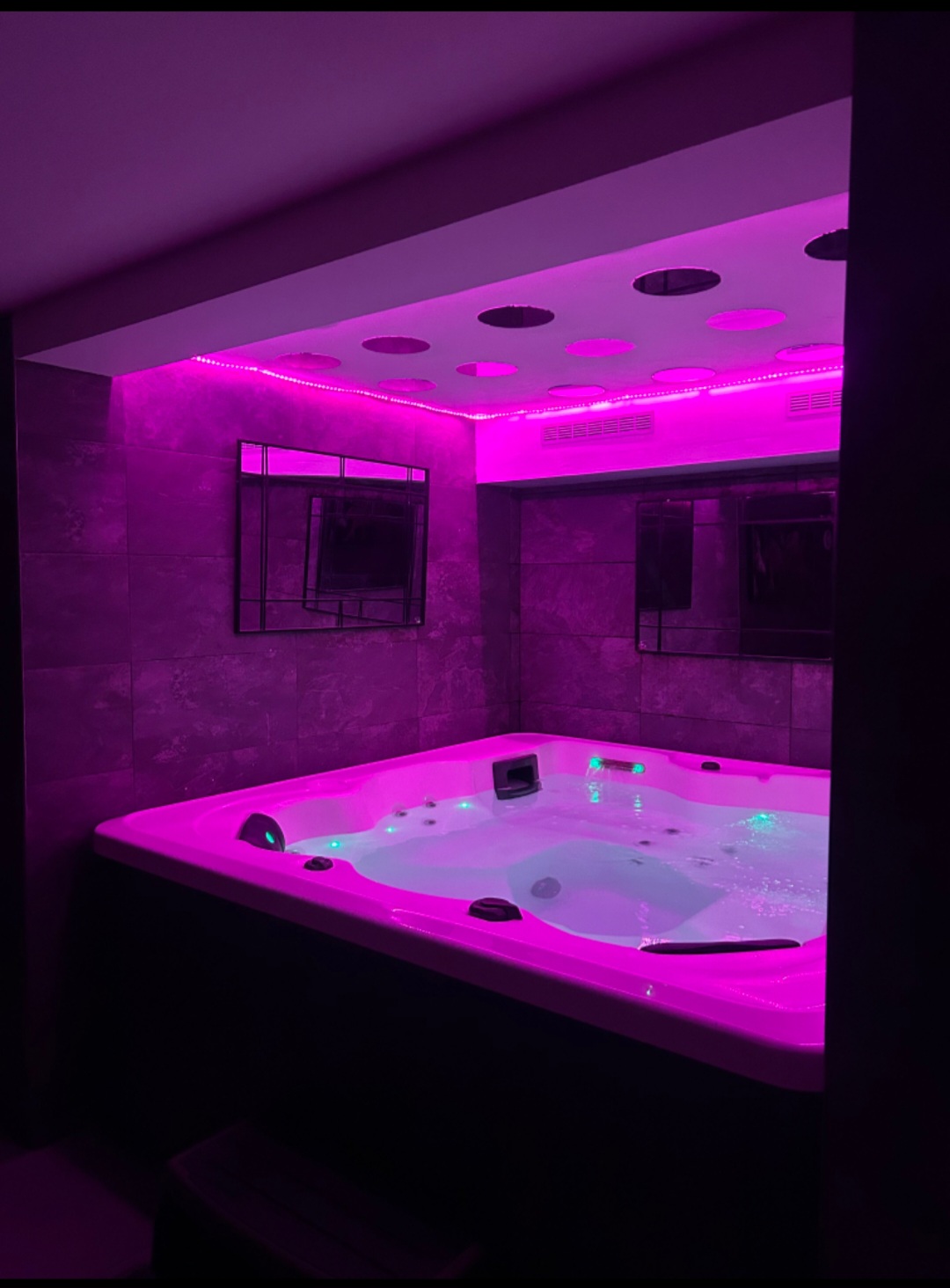 Jacuzzi avec éclairage violet